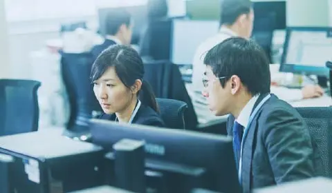 PCを使って作業をする様子