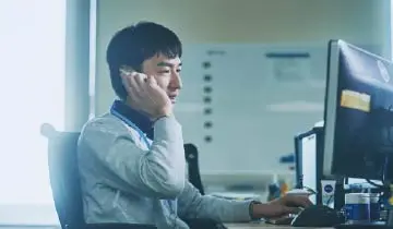 PCを使って作業をする様子