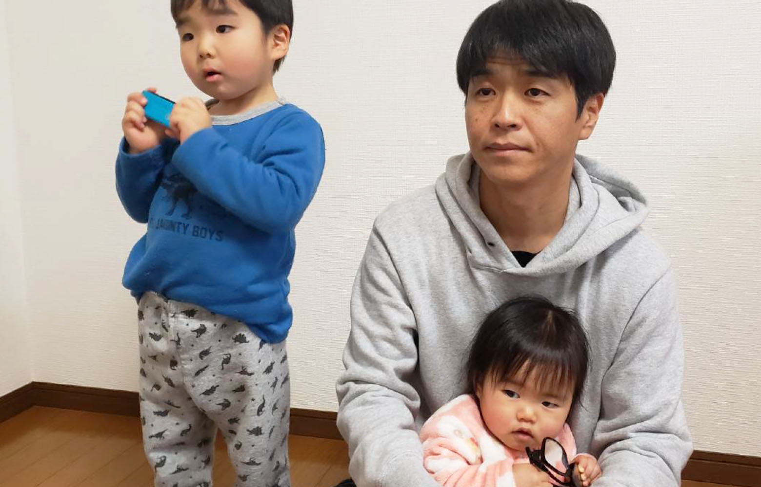 子供とゲームで遊ぶ様子