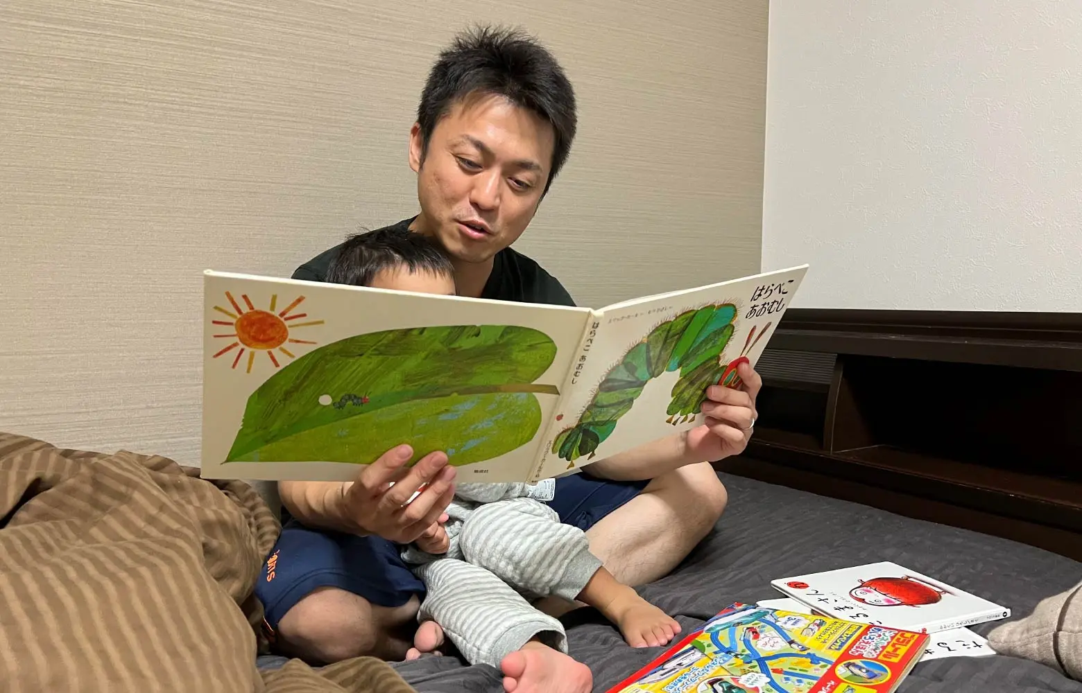 子供に絵本を読み聞かせる様子