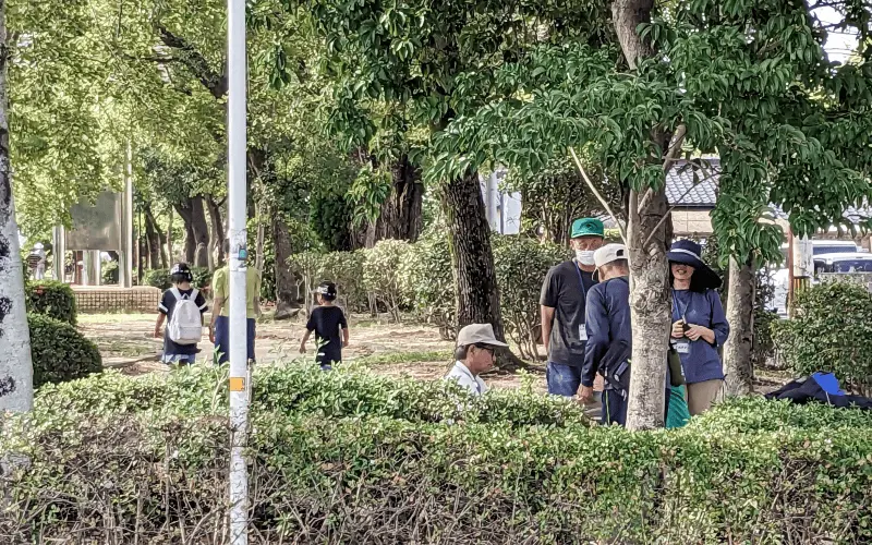 川沿いの公園内に設置されたスタンプ場所を目指す家族連れ